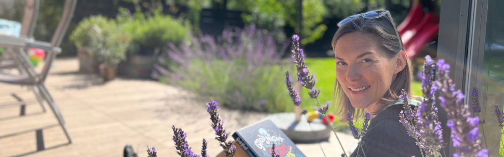 Eva liest ein Buch im Garten
